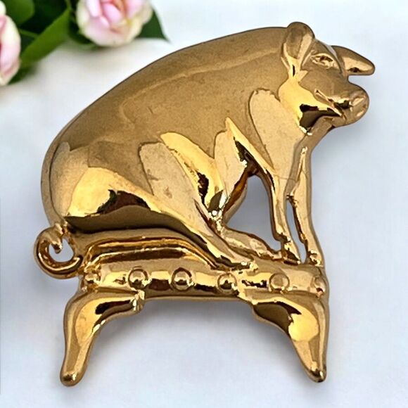 Vintage Signed Trifari Pin Pig on A Stool Lapel Gold Tone Figural 8C - Picture 1 of 3